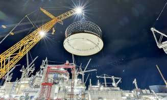 Doi români operează cea mai mare macara de construcţii din lume, pe şantierul unei centrale nucleare