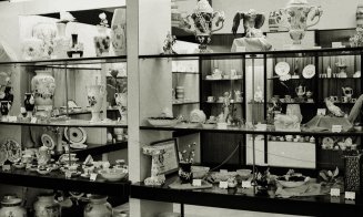 Vitrine cu obiecte realizate de Fabrică de Porțelan ,,Iris" în anul 1961