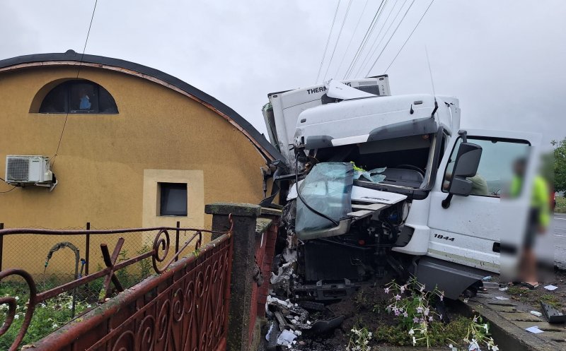 ACCIDENT în județul Cluj: Autocamion scăpat de sub control / Pagube inclusiv într-o gospodărie
