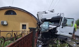 ACCIDENT în județul Cluj: Au fost implicate un autocamion și un autoturism / Pagube inclusiv într-o gospodărie