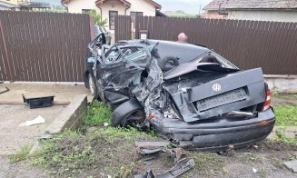 ACCIDENT în județul Cluj: Au fost implicate un autocamion și un autoturism / Pagube inclusiv într-o gospodărie