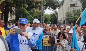Sute de persoane la primul protest anunțat de profesori. Se cere demisia ministrului Educației: "bilet de avion" spre Cluj pentru Daniel David