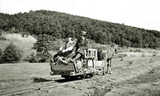 Vânători pe calea ferată îngustă ce trecea prin zona Cheile Turzii, 1940
