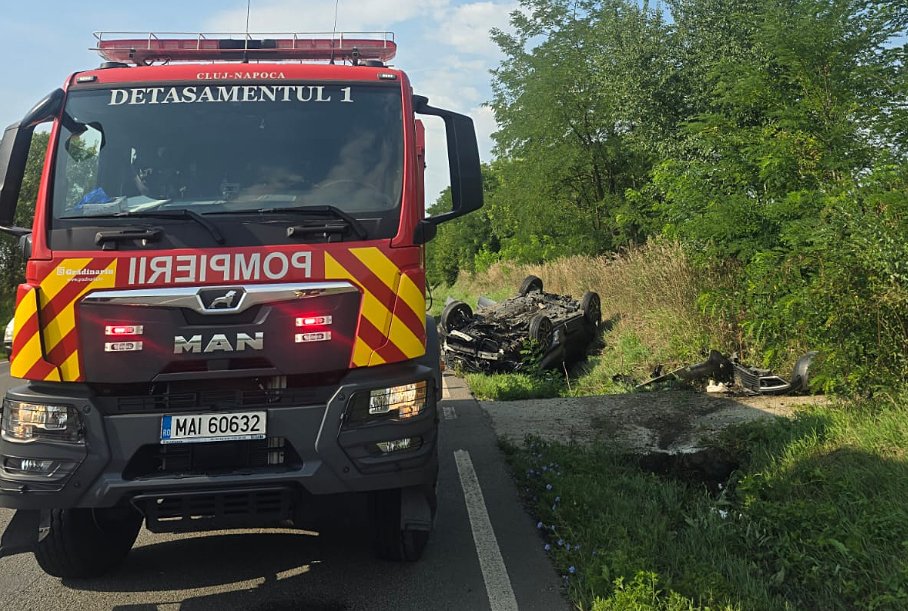 ACCIDENT în județul Cluj / Autoturism cu roțile în sus și 3 victime: doi minori și o femeie