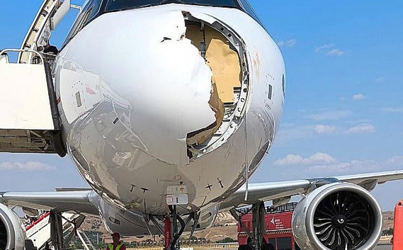 Imagini terifiante cu avarii uriașe în partea din față a unui Airbus, lovit de o pasăre după decolare