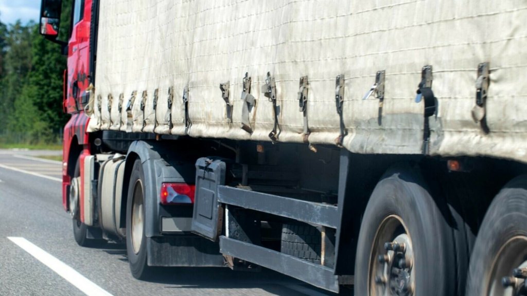 Un clujean a încercat să oprească la semnalul poliției, însă era atât de beat încât a pierdut controlul TIR-ului. A urmat un accident
