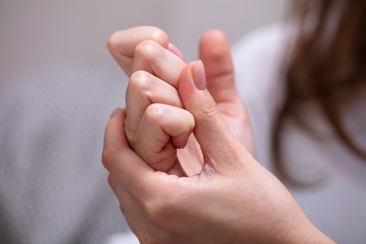 Mit sau adevăr: Pocnitul degetelor provoacă artrită?