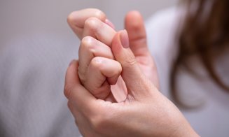 Mit sau adevăr: Pocnitul degetelor provoacă artrită?