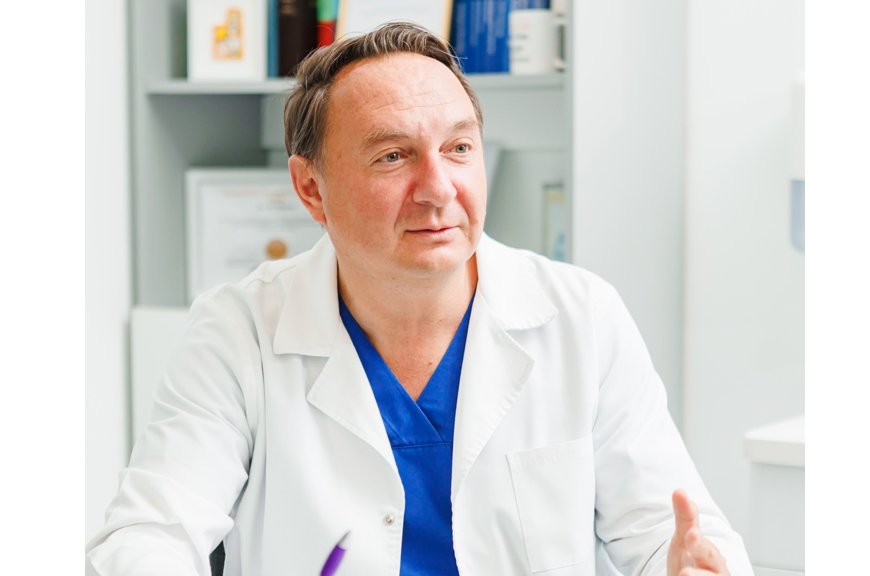 Dr. Bogdan Petruț, despre chirurgia robotică: “Este o extensie a creierului și a brațelor chirurgului. Cu cât avem instrumente mai complexe, cu atât manipularea lor cere mai multe abilități”