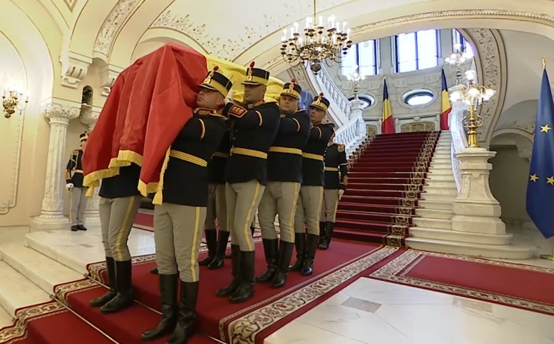 Sicriul fostului președinte Ion Iliescu a părăsit Palatul Cotroceni. A început slujba de înmormântare