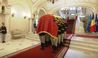 Sicriul fostului președinte a părăsit Palatul Cotroceni. A început slujba de înmormântare la Biserica Cotroceni
