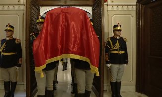 Sicriul fostului președinte a părăsit Palatul Cotroceni. A început slujba de înmormântare la Biserica Cotroceni