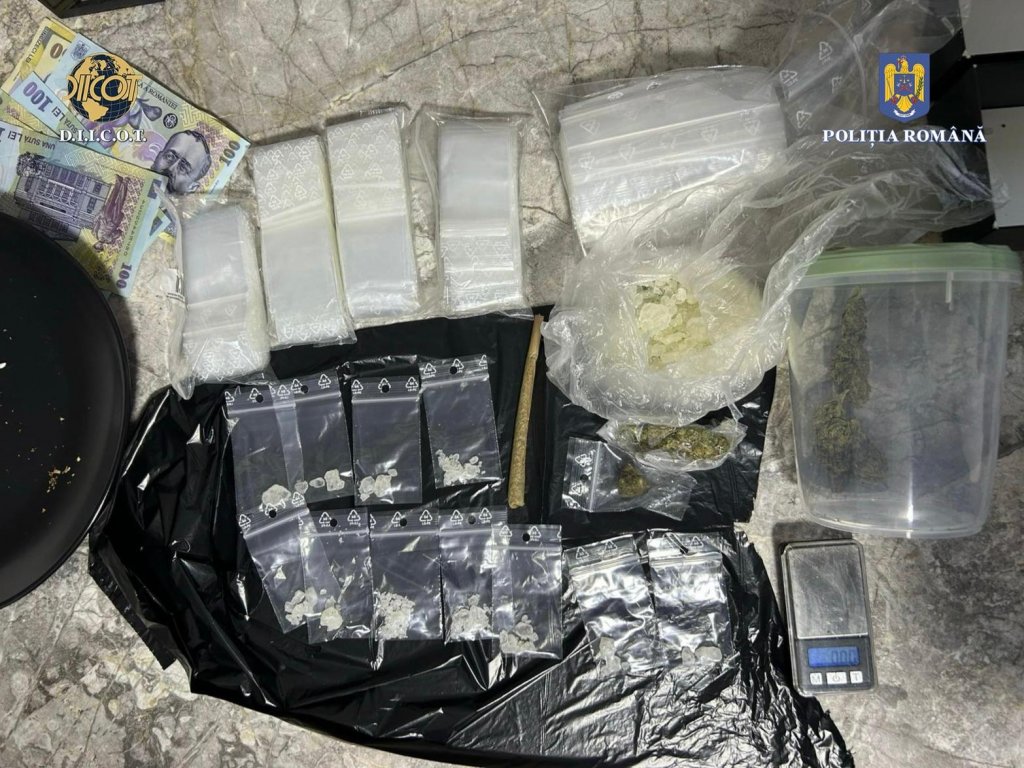 Tânăr de 21 de ani, prins cu „cristal”, 2MEC și sute de plicuri. Vindea droguri în Cluj de ani de zile