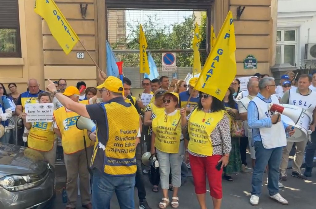 Profesorii, a opta zi de proteste la Ministerul Educației/ Se strâng semnături pentru abrogarea măsurilor din Legea Bolojan
