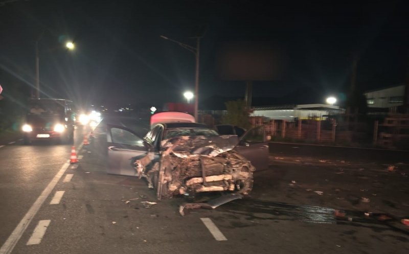 Mașină făcută praf, în urma unui accident grav în Cluj. Două victime, transportate la spital