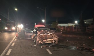 Mașină făcută praf, în urma unui accident grav în Cluj. Două victime, transportate la spital