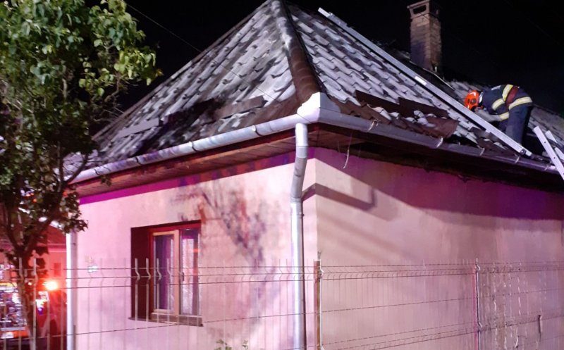 Casa unei familii din Cluj, cuprinsă de flăcări. Doi bărbați răniți / Pompierii au intervenit timp de două ore