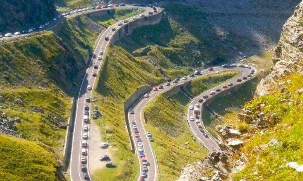 În timp ce unii dansează la Untold, mii de turişti iau cu asalt Transfăgărăşanul și Valea Oltului. Recomandările poliției