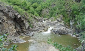 Colț de paradis în Cluj: cascada superbă unde te poți scălda în zilele toride departe de agitația orașului