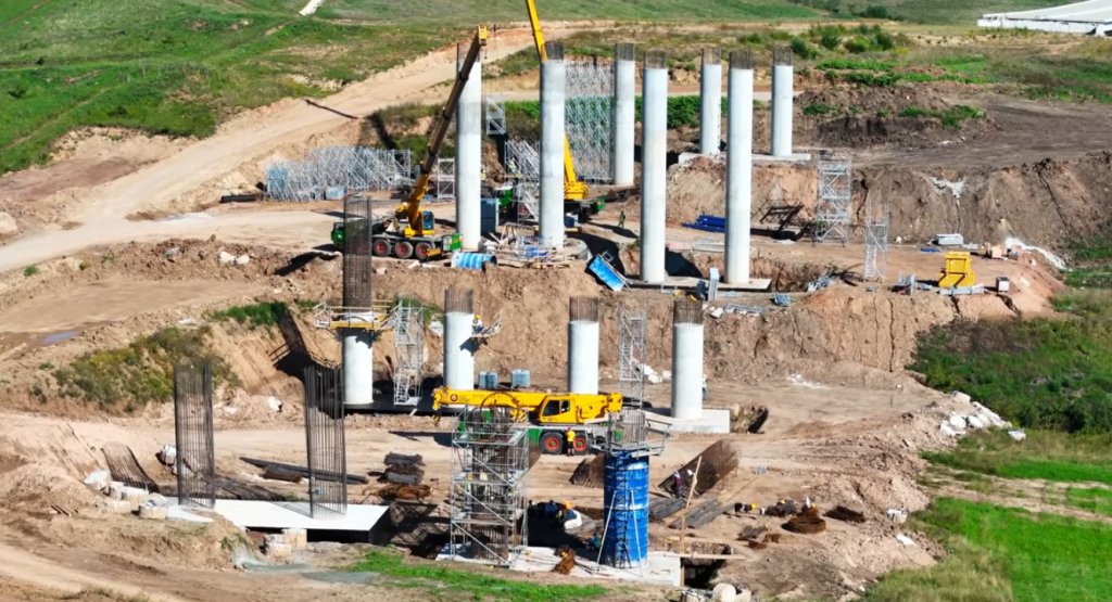 IMAGINI noi de pe A3 Cluj - Sălaj. UMB apasă pe accelerație: a mai adus o stație de asfalt/ Cum avansează turcii de la Ozaltin pe "autostrada viaduct"