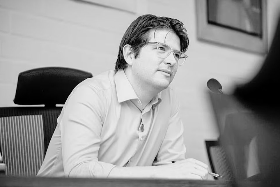 A MURIT senatorul împușcat în cap de un adolescent de 15 ani, în timpul unui miting / A fost fiul unei jurnaliste răpită și ucisă de Pablo Escobar