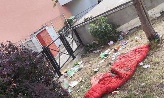 Mănășturenii s-au săturat de ȘATRA din cartier: Urlă, se ceartă, lasă o grămadă de gunoaie în jurul lor, distrug parcuri și spații verzi, iar în bosch