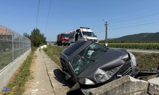 Accident grav în Cluj: o mașină s-a izbit de un cap de pod. Două victime au ajuns la spital