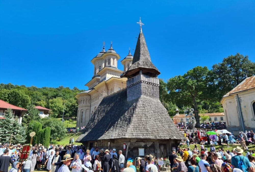 Mii de credincioși au ajuns la Mănăstirea Nicula / Programul slujbelor din 15 august