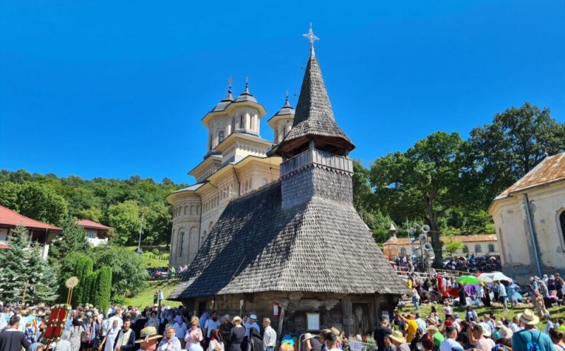 Mii de credincioși au ajuns la Mănăstirea Nicula / Programul slujbelor din 15 august