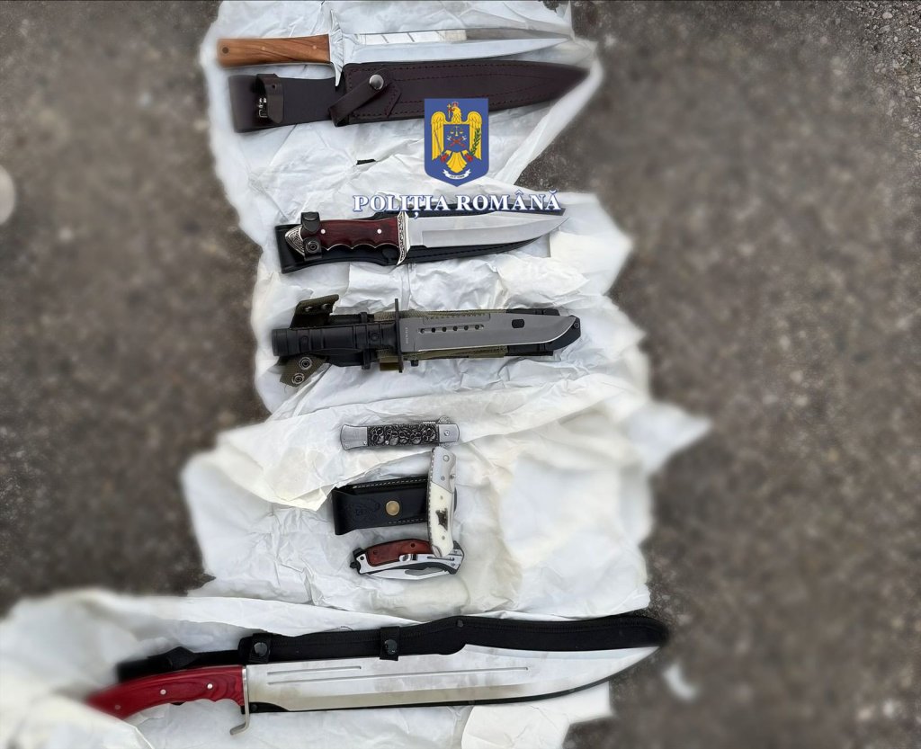 Colet periculos din Spania, interceptat la Cluj: sute de cartușe și arme albe, ridicate de o femeie