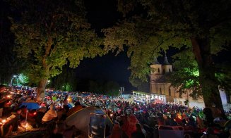 IMAGINI spectaculoase de la Mănăstirea Nicula: Icoana a fost scoasă în procesiune din biserică la Prohodul Maicii Domnului