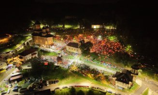 IMAGINI spectaculoase de la Mănăstirea Nicula: Icoana a fost scoasă în procesiune din biserică la Prohodul Maicii Domnului