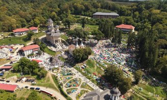 IMAGINI spectaculoase de la Mănăstirea Nicula: Icoana a fost scoasă în procesiune din biserică la Prohodul Maicii Domnului