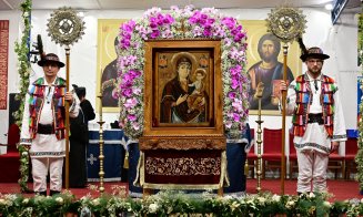 IMAGINI spectaculoase de la Mănăstirea Nicula: Icoana a fost scoasă în procesiune din biserică la Prohodul Maicii Domnului