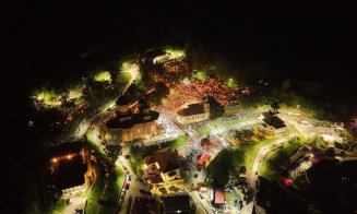 IMAGINI spectaculoase de la Mănăstirea Nicula: Icoana a fost scoasă în procesiune din biserică la Prohodul Maicii Domnului