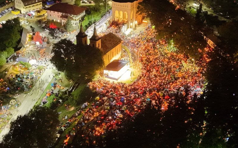 IMAGINI spectaculoase de la Mănăstirea Nicula: Icoana a fost scoasă în procesiune din biserică la Prohodul Maicii Domnului