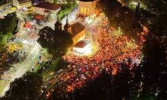 IMAGINI spectaculoase de la Mănăstirea Nicula: Icoana a fost scoasă în procesiune din biserică la Prohodul Maicii Domnului