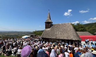 IMAGINI spectaculoase de la Mănăstirea Nicula: Icoana a fost scoasă în procesiune din biserică la Prohodul Maicii Domnului