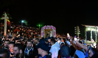IMAGINI spectaculoase de la Mănăstirea Nicula: Icoana a fost scoasă în procesiune din biserică la Prohodul Maicii Domnului