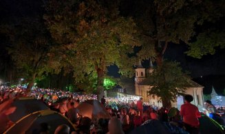 IMAGINI spectaculoase de la Mănăstirea Nicula: Icoana a fost scoasă în procesiune din biserică la Prohodul Maicii Domnului