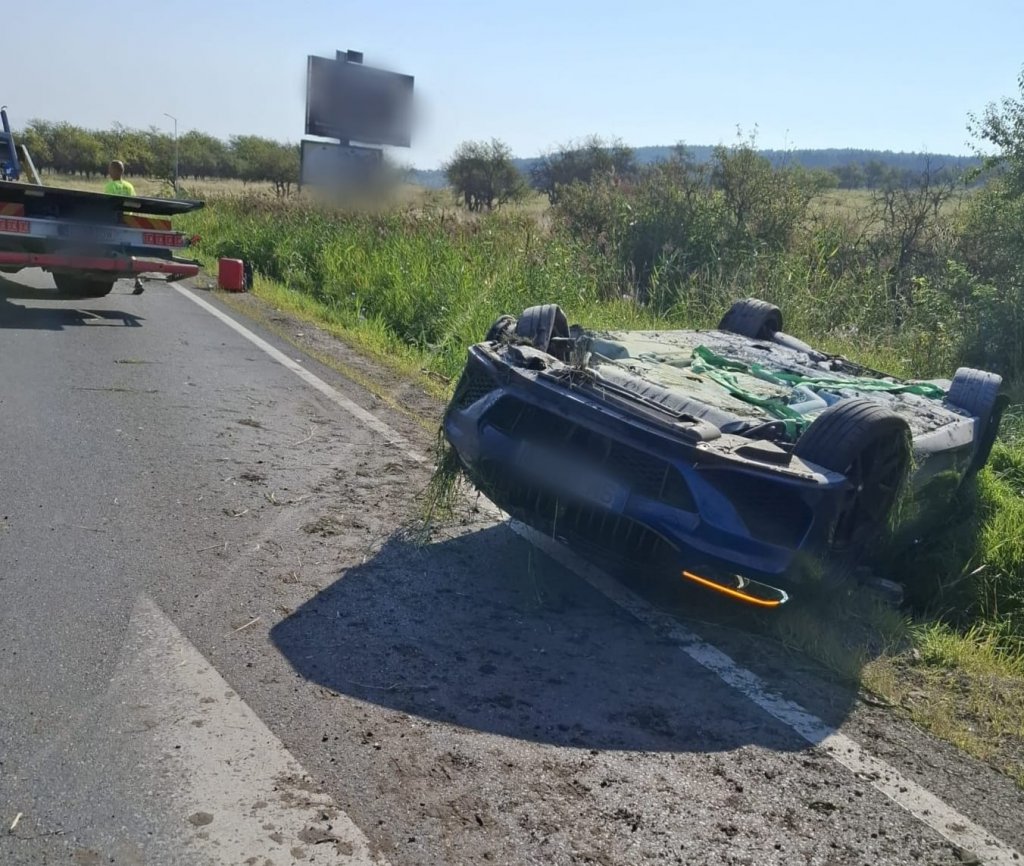 ACCIDENT la ieșirea din Cluj-Napoca spre Feleacu. 2 victime și o mașină cu roțile în sus