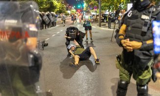 Scene de război în Serbia: Proteste violente împotriva partidului de guvernământ