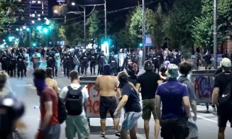 Scene de război în Serbia: Proteste violente împotriva partidului de guvernământ