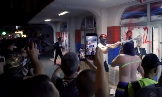 Scene de război în Serbia: Proteste violente împotriva partidului de guvernământ