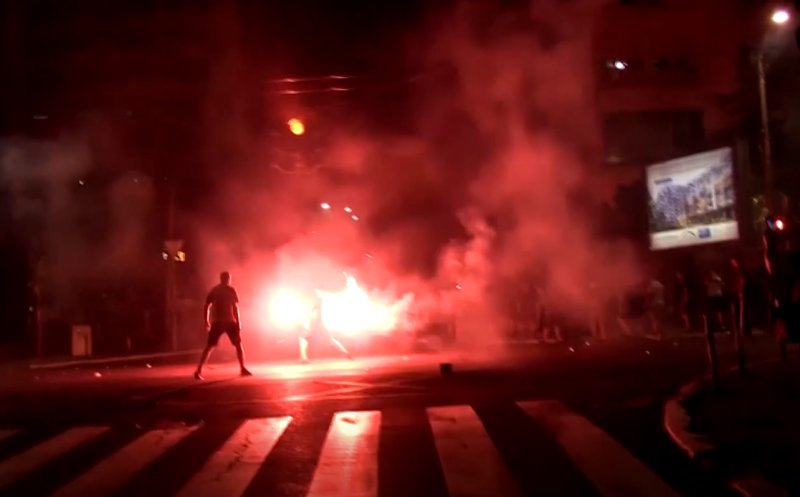 Proteste violente în stradă împotriva partidului de guvernământ din Serbia