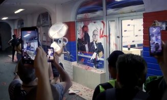 Scene de război în Serbia: Proteste violente împotriva partidului de guvernământ