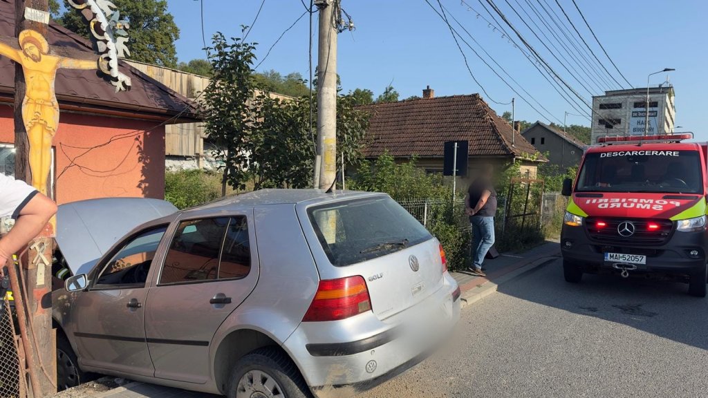 A intrat cu mașina în gardul unei case / A intervenit  SMURD-ul și descarcerarea