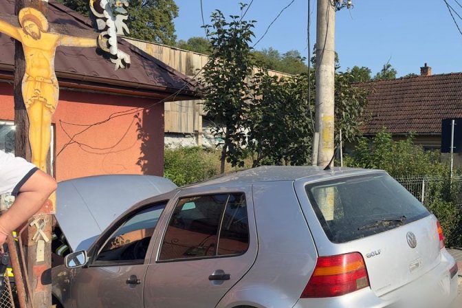A încercat să evite impactul cu un șofer certat cu Codul Rutier, dar și-a distrus mașina și a ajuns la spital