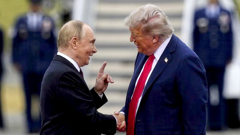 Momentul în care Trump îl aplaudă pe Putin înainte să ajungă față în față în Alaska