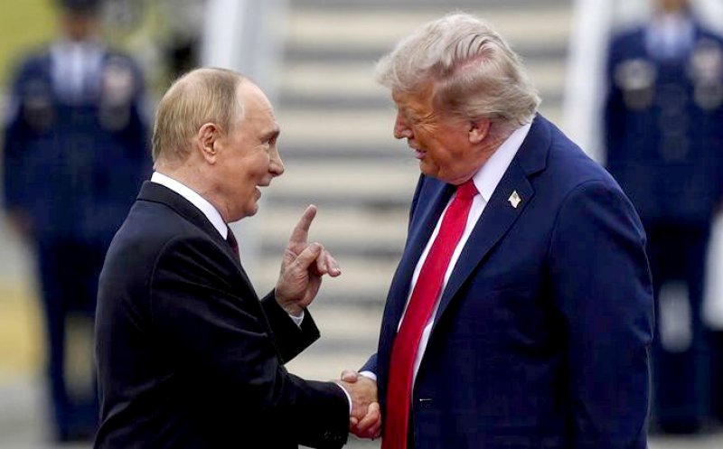 Momentul în care Trump îl aplaudă pe Putin înainte să ajungă față în față în Alaska